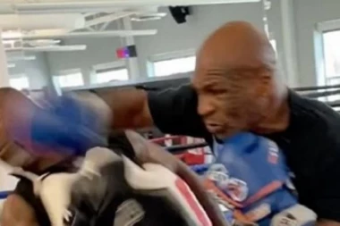 (VIDEO) "ODŠRAFIO" MU GLAVU: Tajson krošeom RAZVALIO trenera