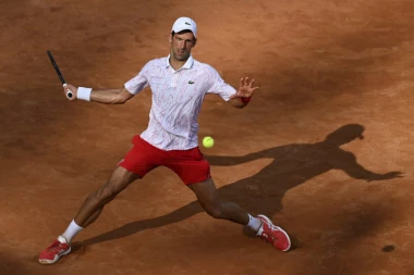 (FOTO) DETALJ KOJI JE SVIMA UPAO U OČI: Natpis na Novakovim patikama izazvao BROJNE reakcije!