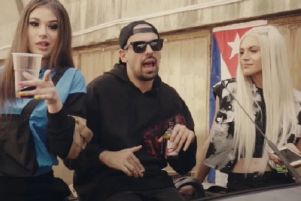 Ko bi rekao da je nekada bila muškarac? Popularna trans jutjuberka iznenadila sve u reperovom spotu!