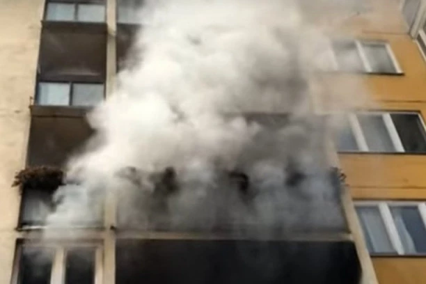 (VIDEO) POŽAR U CENTRU PIROTA: Stan pretvoren u pepeo, DVOJE POVREĐENO , stanari evakuisani!