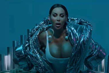 PROPEVALA ČIM SU JE UHAPSILI: Poznata pevačica krijumčarila PIŠTOLJ prilikom izlaska sa KOSOVA