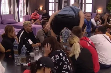 I JA ĆU DA KA*AM: Zadrugar bio miran od prvog dana, a onda odjednom odlepio, skakao po stolu i urlao!