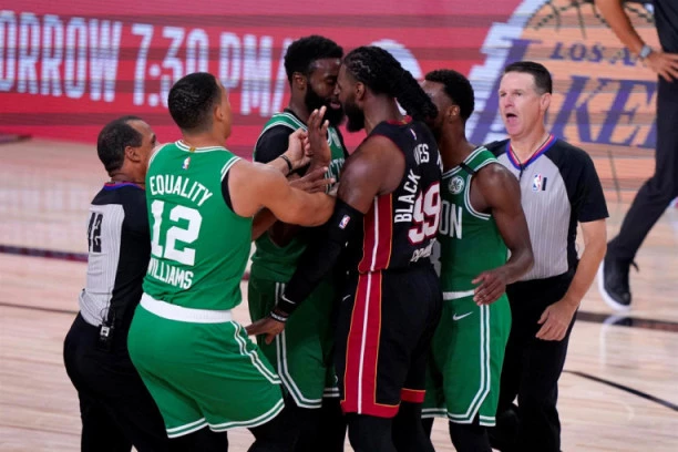 (VIDEO) PLEJ-OF LUDNICA: Umalo TUČA na terenu, pa pobeda Bostona nad Majamijem