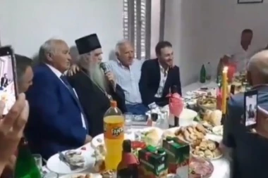 (VIDEO) Amfilohije održao liturgiju pa se latio mikrofona i zapevao čuvenu SRPSKU pesmu
