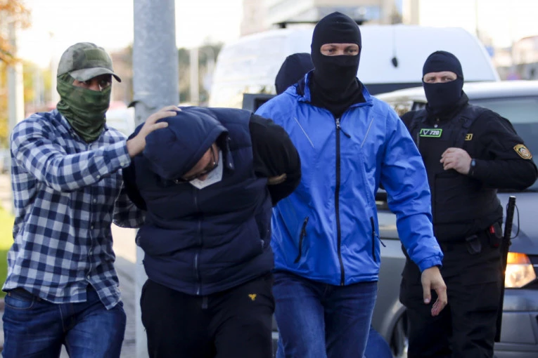 PROTESTANTI BEŽALI PO OKOLNIM DVORIŠTIMA: Masovna hapšenja u Minsku