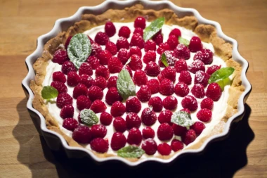 TO MOŽE SVAKO JER SE PRAVI VEOMA LAKO: Preukusni kolač sa malinama