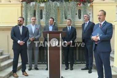 (VIDEO) SIMBOLIKA NE PLAĆA KIRIJU! Grenel: Ovo nisu papiri, već nova radna mesta za narod u Srbiji!