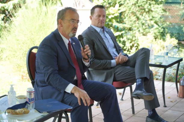 (FOTO) GRENEL POKAZAO DRUGO LICE: Trampov čovek jednim potezom u američkoj ambasadi u Beogradu oduševio mnoge!