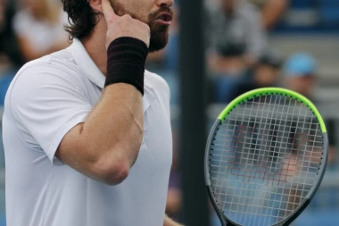 (FOTO) KIRJOS JE ZA NJEGA MALA BEBA: Skandalozno ponašanje Gulbisa, sramnom psovkom uvredio fotoreportera!