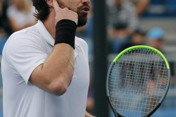 (FOTO) KIRJOS JE ZA NJEGA MALA BEBA: Skandalozno ponašanje Gulbisa, sramnom psovkom uvredio fotoreportera!