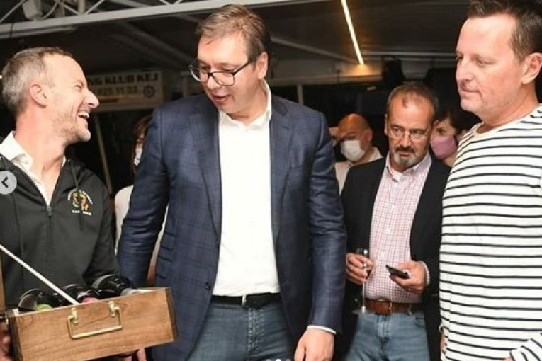 (FOTO) Vučić razmenio poklone sa Grenelom i Adamom: Tramp poslao predsedniku nešto NEVEROVATNO!