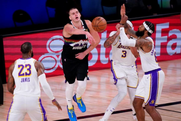 (VIDEO) NI STRAŠNI LEBRON NIJE POMOGAO LEJKERSIMA: Jokić dabl-dablom predvodio Denver do velike pobede