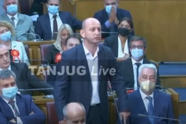 ANTOLOGIJSKI GOVOR MILANA KNEŽEVIĆA U SKUPŠTINI CG: Nek je večna Crna Gora i srpski narod!