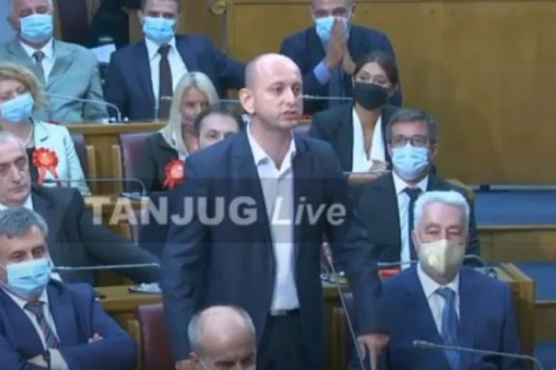 ANTOLOGIJSKI GOVOR MILANA KNEŽEVIĆA U SKUPŠTINI CG: Nek je večna Crna Gora i srpski narod!