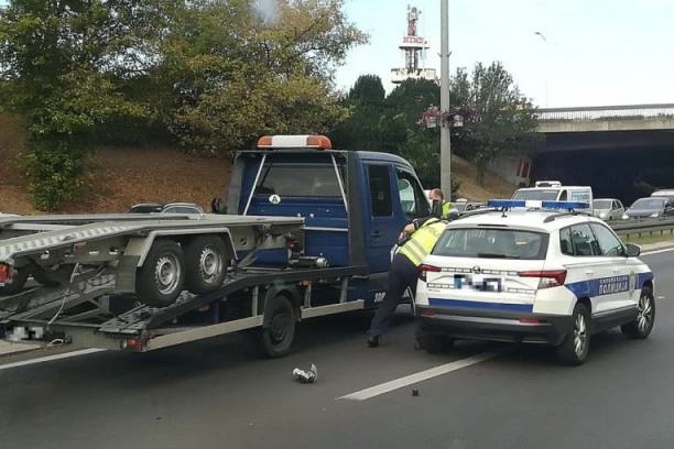 TEŠKA SAOBRAĆAJKA KOD VRANIĆA! Minibus se prevrnuo, povređeno jedno dete!