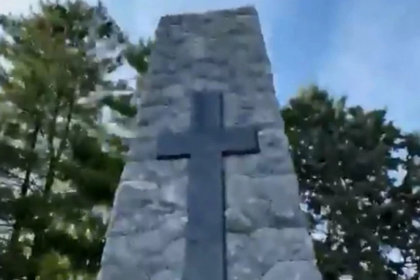 (FOTO) Znamenitost u Srbiji kojoj se svi klanjaju: Da li ste znali da u Čačku postoji spomenik JEDINSTVEN U SVETU?!