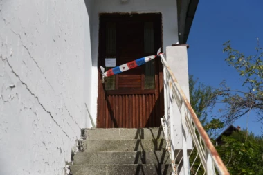 (FOTO) REPUBLIKA NA MESTU ZLOČINA: U ovoj kući u Bariču odigrao se KRVAVI PIR!
