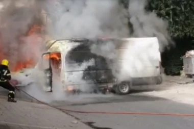 (EKSKLUZIVNI VIDEO) ZAPALJENI AUTOMOBIL I KOMBI U NOVOM SADU! Vatra gutala oba vozila, vatrogasci hitro reagovali