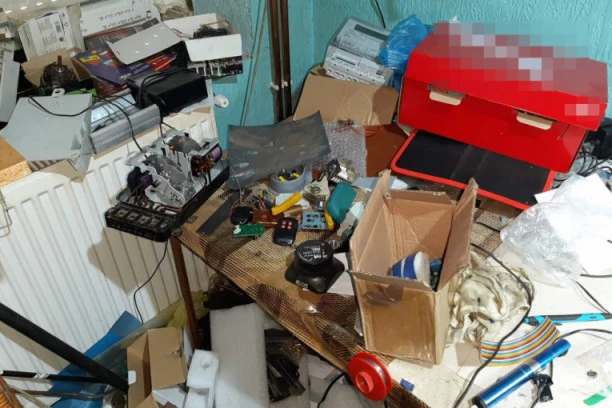 KRADLJIVCI STRUJE OŠTETILI EPS ZA 35.000.000 DINARA! Preko posebnih uređaja uticali na obračun potrošnje