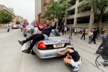 (FOTO) Nasilne demonstracije nakon presude za ubistvo afroamerikanke: Ulični rat u Luivilu, ranjena dva policajaca