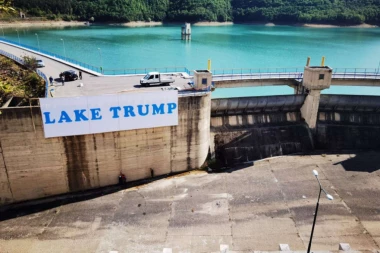 Srušen transparent podrške Trampu na Gazivodama