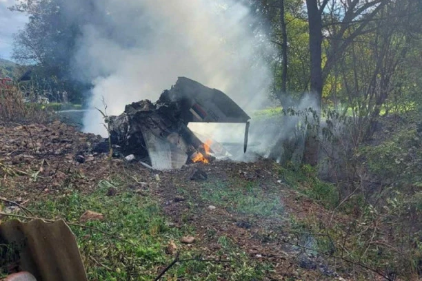 VATROGASCI ZATEČENI: Pronađeni DELOVI TELA POGINULOG PILOTA, a preživeli meštanin sav u ranama