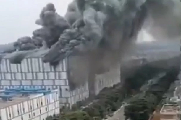 (VIDEO) Apokaliptični prizor iz Kine: Gori Huaveijeva 5g laboratorija