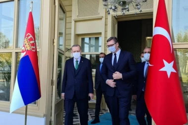 Vučić iz Istanbula zapušio usta opoziciji, koja želi haos: Nikakve močuge neće raditi u Srbiji!