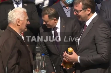 Vučić dobio parcelu u Pranjanima i specijalno piće