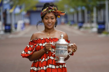 (FOTO) SAVRŠENA ZADNJICA U PRVOM PLANU: Šampionka se SKINULA i izazvala POŽAR na Instagramu!