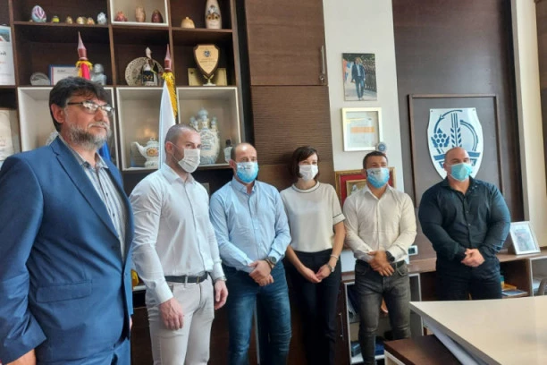 DAVOR ŠTEFANEK U TRSTENIKU: Predsednik SSS dobio dres sa borjem 100 i izveo početni udarac na utakmici