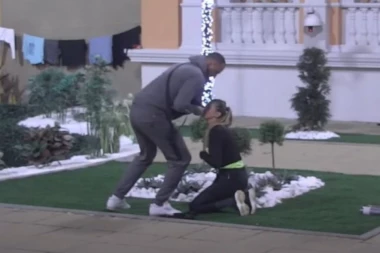 BOŽE SAČUVAJ: Počeo da muva cimerku iz Zadruge, iako zna da se njen dečko BORI ZA ŽIVOT!