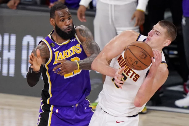 KRAJ JOKIĆEVOG SNA: Džejms se RAZGOROPADIO, Lebron MONSTRUOZNIM tripl-daplom ELIMINISAO Denver!