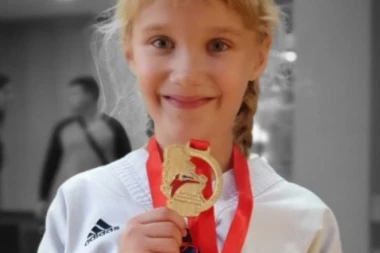 (FOTO) DA LI JE ONA NOVA MILICA MANDIĆ? Sa osam godina POKORILA Srbiju!