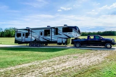 (FOTO) KUĆA NA TOČKOVIMA: Sa petoro dece putuju po svetu i žive u luksuznoj kamp prikolici