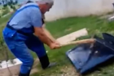 (HIT VIDEO) PREKIPELO MU! Mirsad u naletu besa krampom razlupao televizor: Nije više mogao da sluša o koroni!