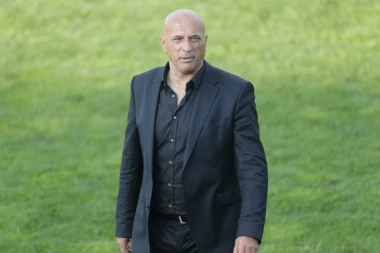 (VIDEO) SVE CRNO NA BELO: Pojavio se snimak paljenja Reckovog automobila, ono što se na njemu vidi iznenadilo je sve!