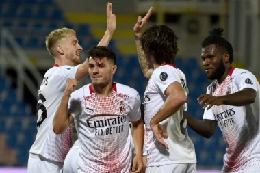 VULIĆ DEBITOVAO PROTIV "ROSONERA": Rutinska pobeda Milana, Napoli se IŽIVLJAVAO nad Đenovom