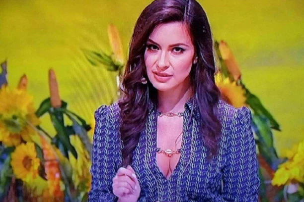 ADUTI DRAGANE KOSJERINE U PRVOM PLANU, ATRAKTIVNA VODITELJKA SE RAZGOLITILA NA OBALI! "Evo zašto su Srpkinje najlepše žene na svetu!" (FOTO)