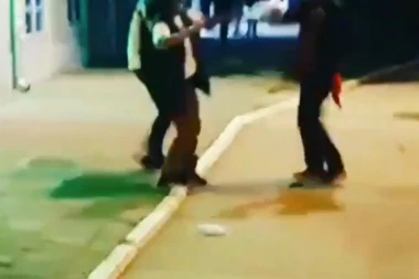 (VIDEO) Šok snimak iz Novog Sada: Dve žene u brutalnom obračunu na ulicama grada, jedna imala nož