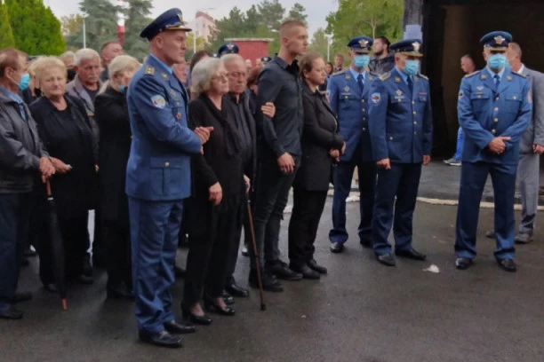 (FOTO/VIDEO) DOSTOJNO HEROJA: Hiljade ljudi ispratile Dejana Krsnika, porodica SKAMENJENA OD BOLA