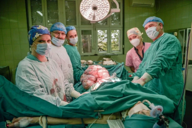 (FOTO) NESTVARAN PODVIG LEKARA URGENTNOG CENTRA: Pacijentkinji odstranili tumor TEŽAK 12 KILOGRAMA!