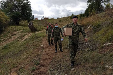 (FOTO) Pomoć vojnih lekara u selima opštine Sjenica: Pregledi i paketi sa namirnicama i kućnom hemijom za meštane!