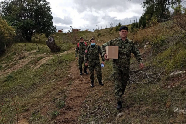 (FOTO) Pomoć vojnih lekara u selima opštine Sjenica: Pregledi i paketi sa namirnicama i kućnom hemijom za meštane!
