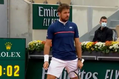 (VIDEO) DRAMA I POGLEDI KA NEBU U PARIZU: Snažna EKSPLOZIJA prekinula Vavrinkin meč na Rolan Garosu!