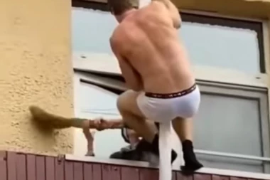 (VIDEO) Urnebesan snimak: Muž zatekao švalera sa ženom, pa ga golog poterao preko terase