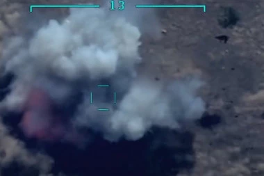 (VIDEO) MRTVIH NA SVE STRANE: Stravičan snimak eksplozije GRANATE na jermenske trupe