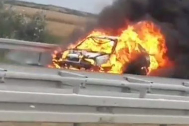 (VIDEO) PLAMEN NEZAUSTAVLJIVO GORI: Vatra progutala automobil na putu Novi Sad-Beograd