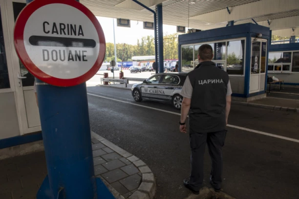 ŠOK NA GRANIČNOM PRELAZU ŠID! Carinici pregledali autobus, pa ostali u neverici šta su zatekli!