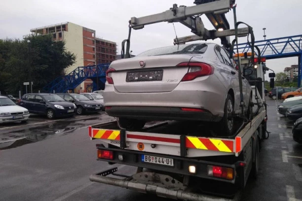 CRNOGORCU HTELI DA "DIGNU" AUTO, ON IM PRISLONIO PIŠTOLJ U TRBUH! Incidentu prisustvovao komunalac - jedva izvukli živu glavu!